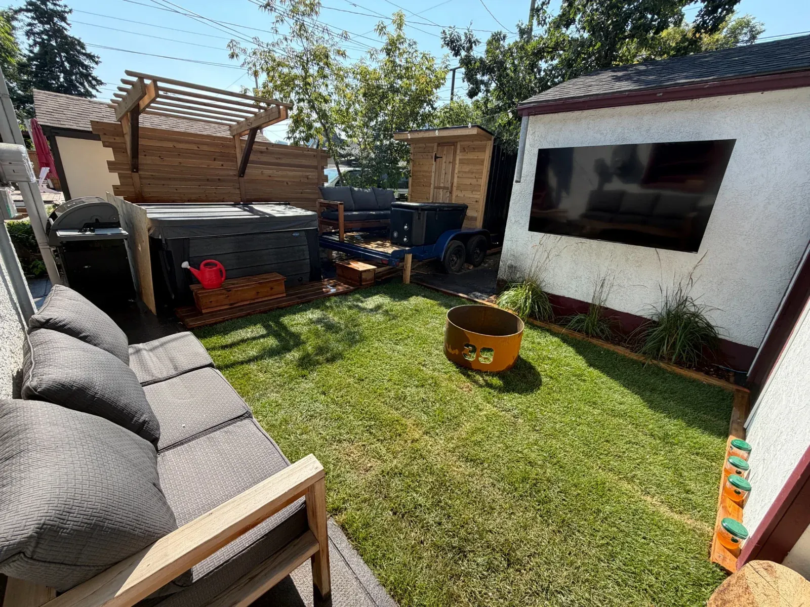 The backyard lounge with the outdoor TV at Merlot House